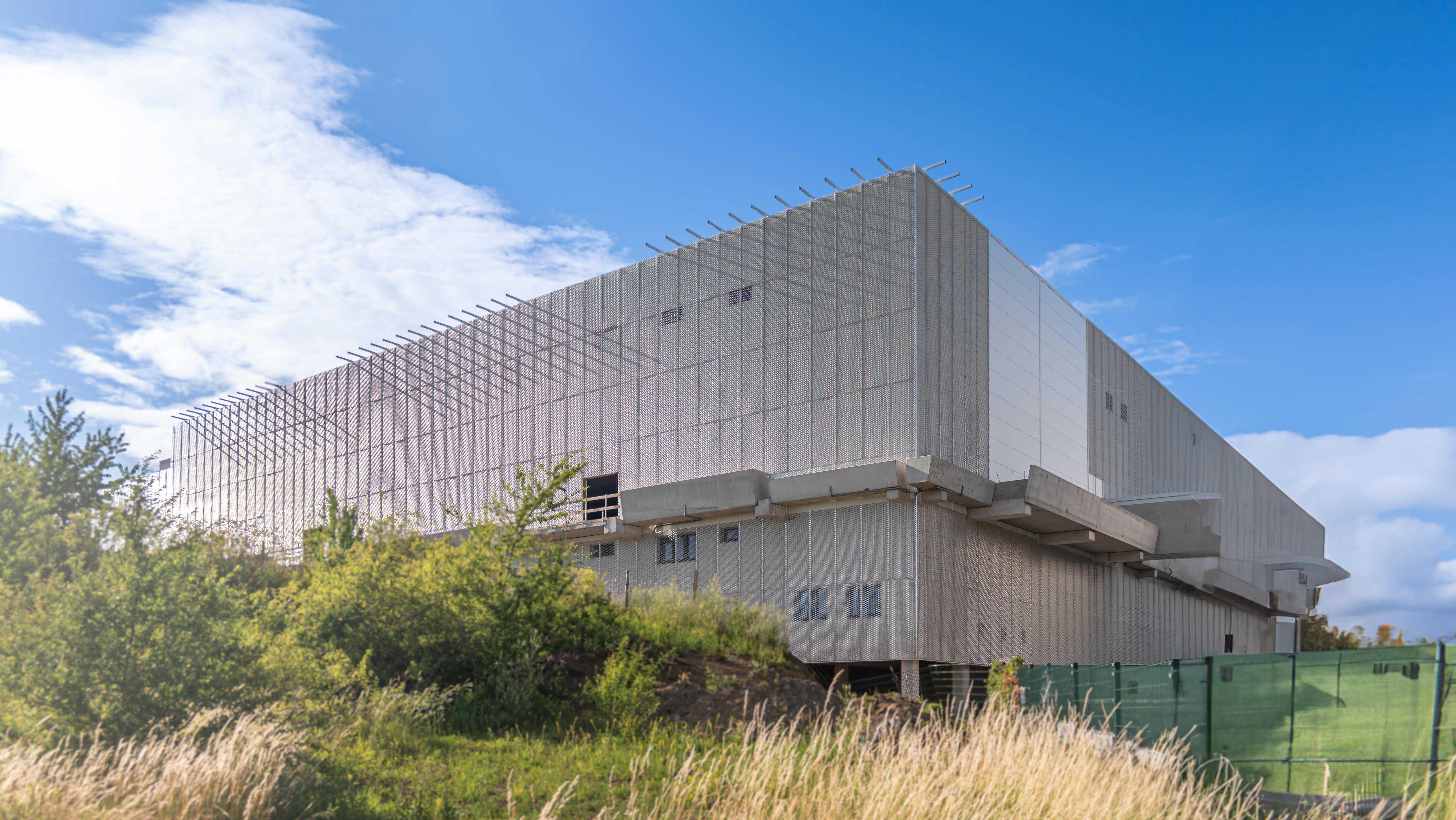 Fassadenverkleidung einer Sporthalle