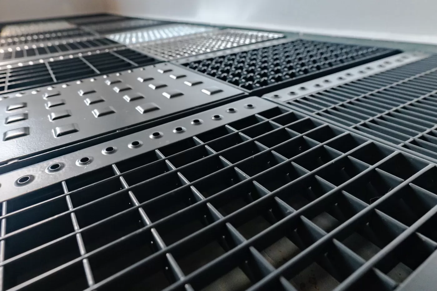 Gitterroste und Treppenstufen