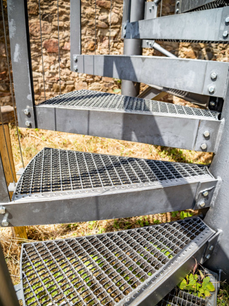 Gitter und Treppenstufen.