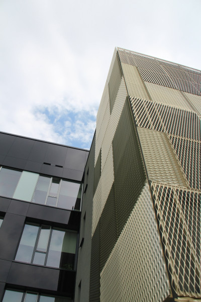  Central v Bratislavě fasáda z hliníkového tahokovu - perfolinea.cz