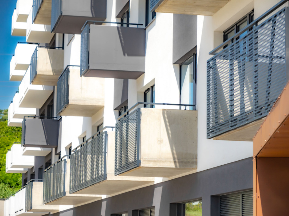 Füllungen von Balkonen eines Mehrfamilienhauses