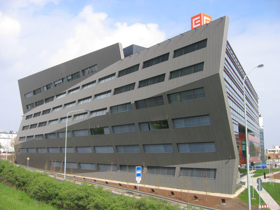 Akustická fasáda z děrovaného vrtaného plechu - perfolinea.cz