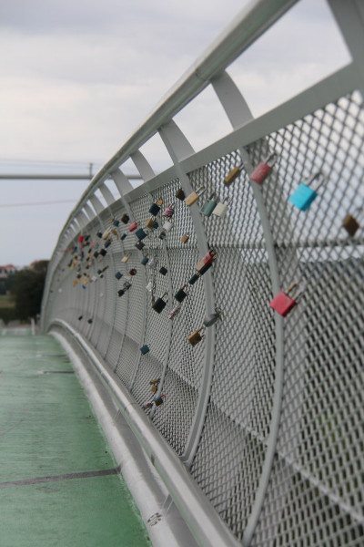 Foto zábradlí z ocelového žárově zinkovaného tahokovu - perfolinea.cz