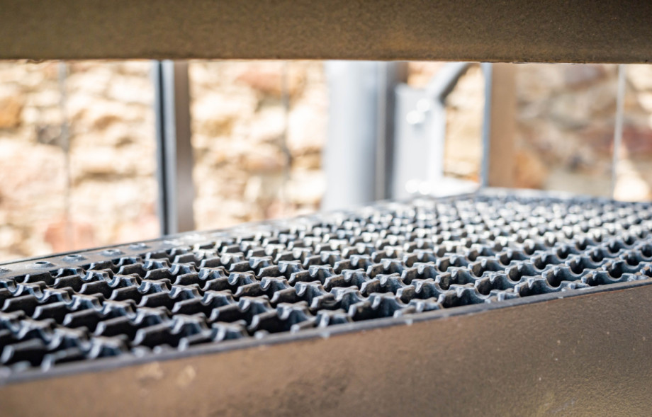 Gitter und Treppenstufen.