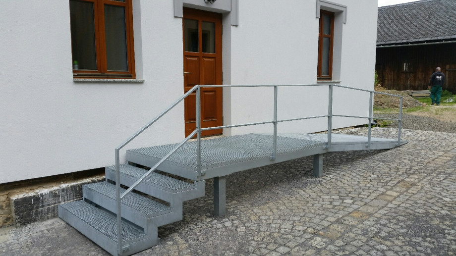 Jukas Kurka - schodiště -perfolinea.cz