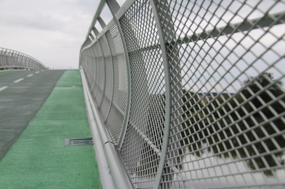 Boční pohled na zábradlí z ocelového tahokovu - perfolinea.cz