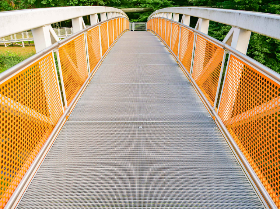 Fußgängerbrücke aus Lochblech
