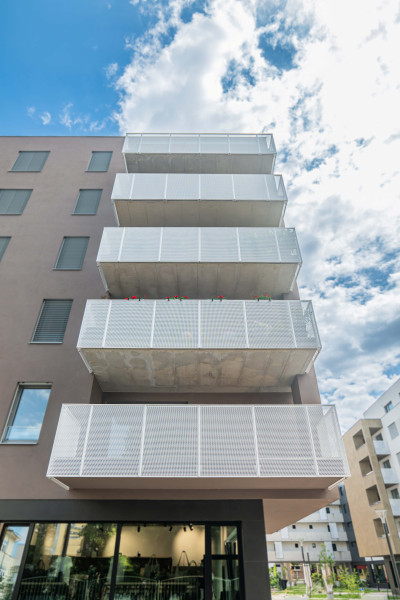 Füllungen von Balkonen und Paravents aus Lochblech