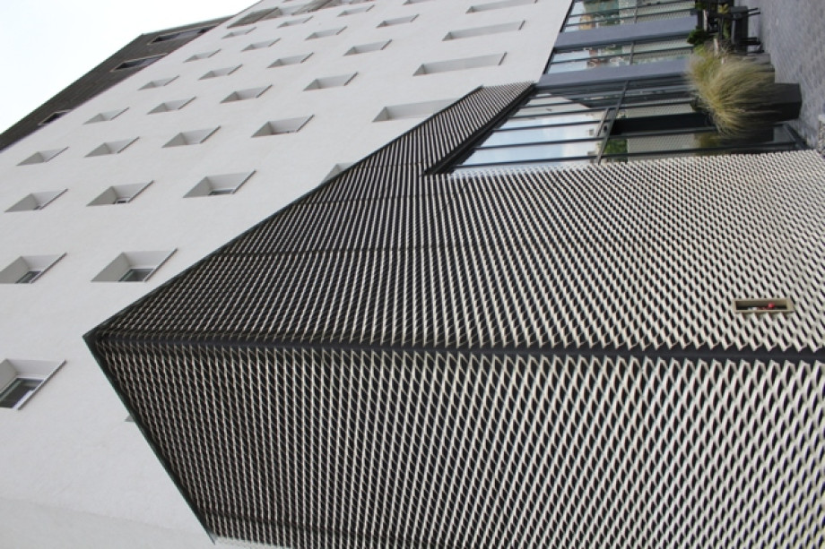 Hotel Ibis v Olomouci fasáda z hliníkového tahokovu - perfolinea.cz