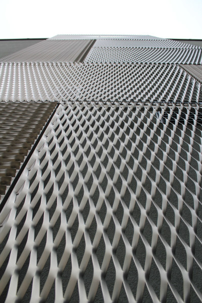 Detail fasády z hliníkového tahokovu - perfolinea.cz