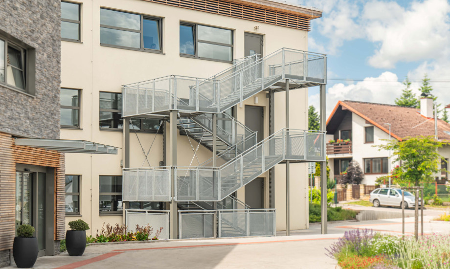 Treppe aus Gitterrosten und Geländer aus Streckmetall