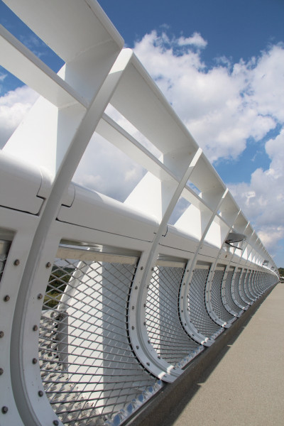 Boční pohled zábradlí z hliníkového tahokovu - perfolinea.cz