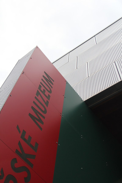 Kazety z děrovaného polomatného nerezového plechu - perfolinea.cz