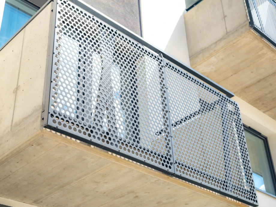 Füllungen von Balkonen eines Mehrfamilienhauses