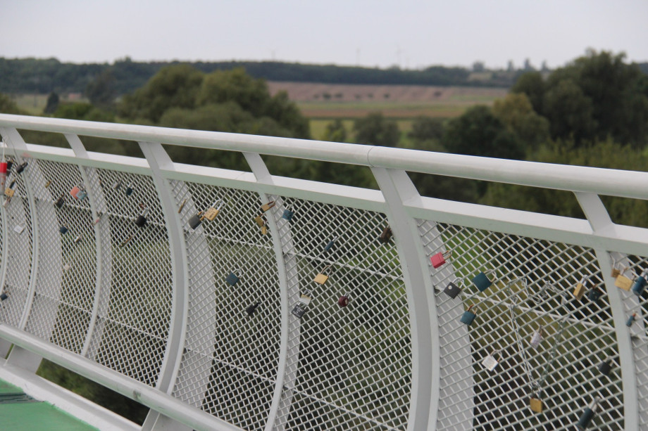 Galerie zábradlí z ocelového žárově zinkovaného tahokovu - perfolinea.cz
