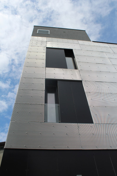 Fabrika hotel galerie fasády z hliníkového tahokovu - perfolinea.cz