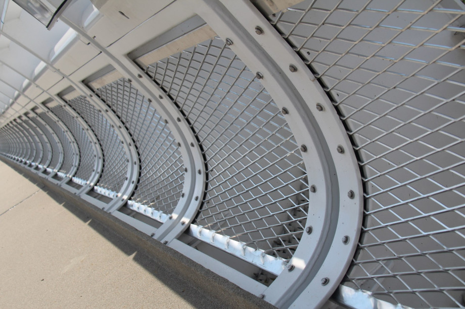 Detail zábradlí z hliníkového tahokovu - perfolinea.cz