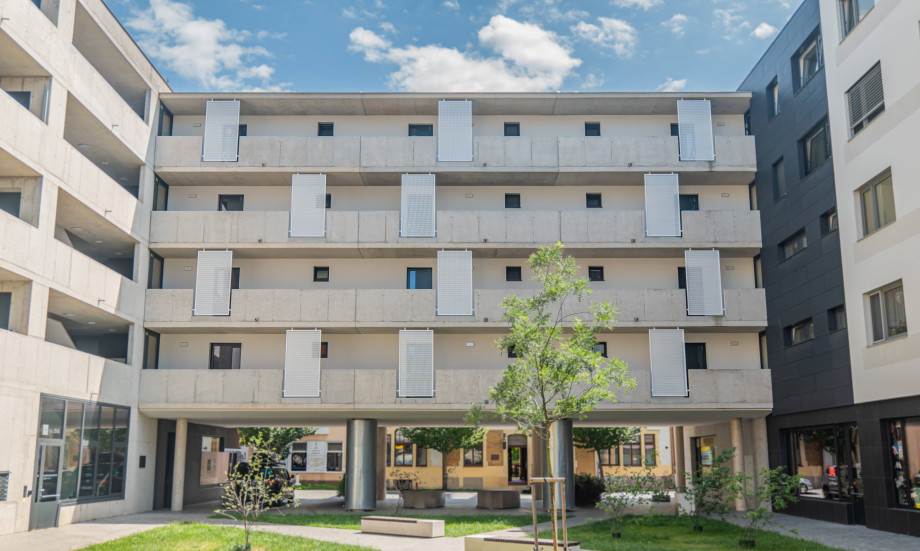 Füllungen von Balkonen und Paravents aus Lochblech