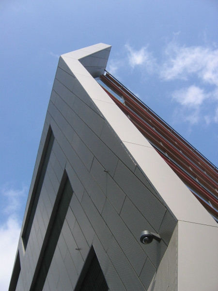  Vrchní část fasády z hliníkového děrovaného vrtaného plechu - perfolinea.cz