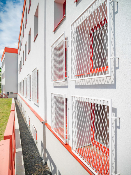 Schutzgitter vor den Fenstern