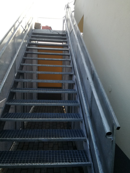 MŠ Prusinovice - schodiště - perfolinea.cz