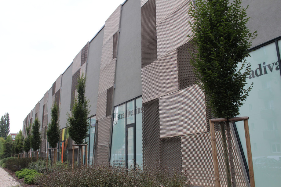 Galerie fasády z hliníkového tahokovu - perfolinea.cz