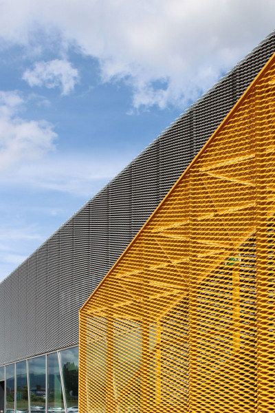 Pohled na fasádu z hliníkového tahokovu - perfolinea.cz