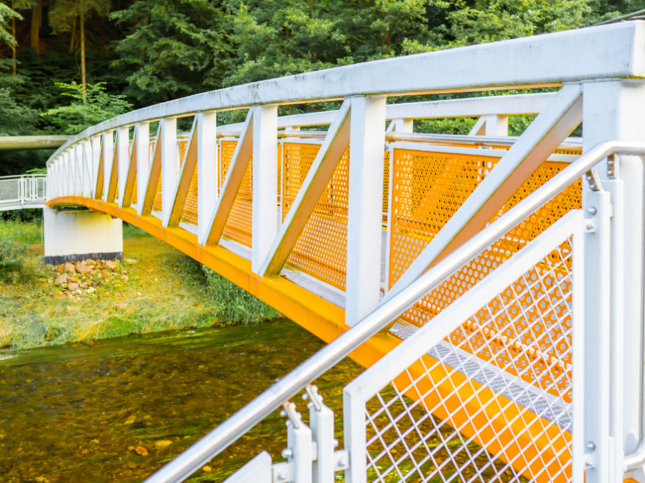 Fußgängerbrücke aus Lochblech