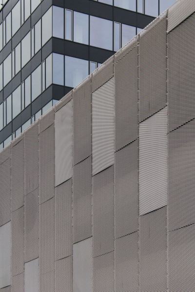 Galerie garáže Račianská v Bratislavě opláštění tahokovem - perfolinea.cz