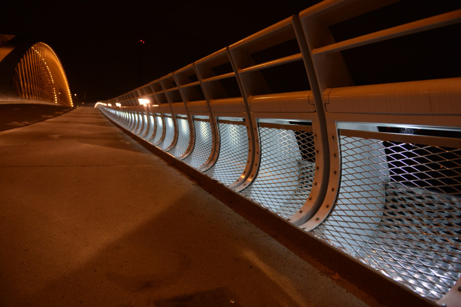 Zábradlí z hliníkového tahokovu - perfolinea.cz