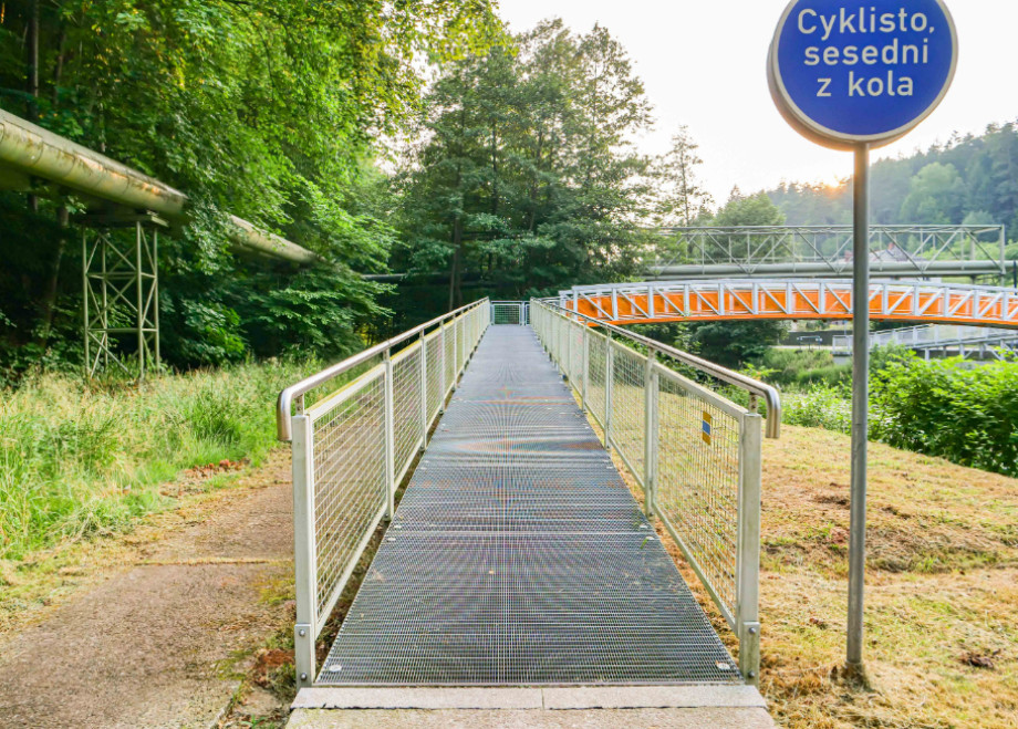 Fußgängerbrücke aus Lochblech