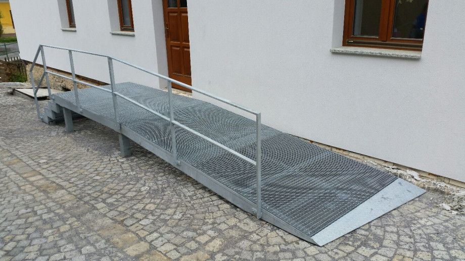 Jukas Kurka - schodiště -perfolinea.cz