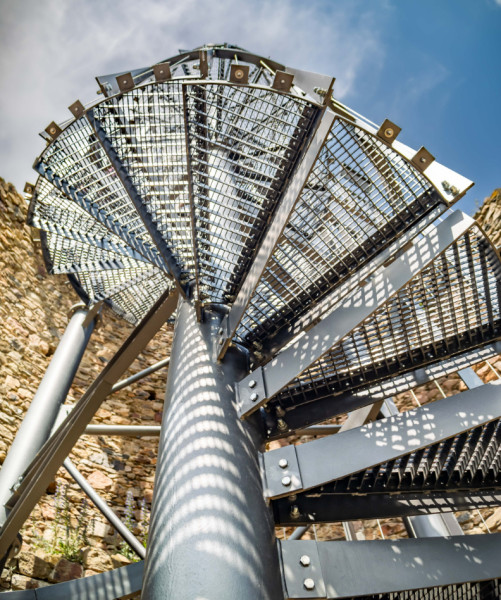 Gitter und Treppenstufen.