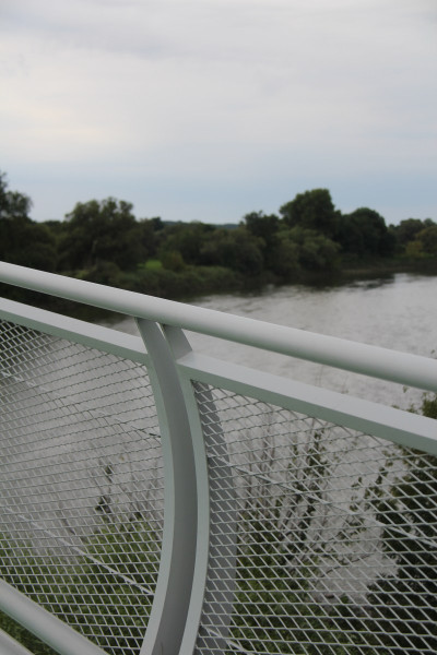 Zábradlí z ocelového žárově zinkovaného tahokovu - perfolinea.cz