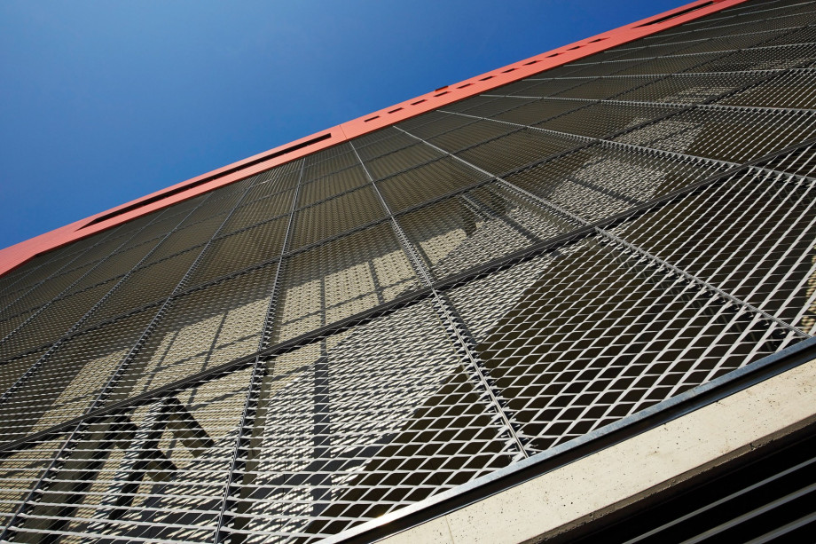 Detail opláštění centra hliníkovým tahokovem - perfolinea.cz