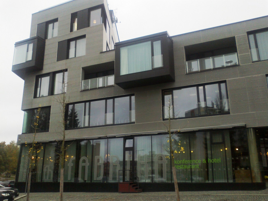 Fabrika hotel v Humpolci fasáda z hliníkového tahokovu - perfolinea.cz