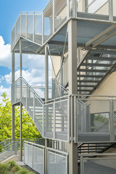 Treppe aus Gitterrosten und Geländer aus Streckmetall