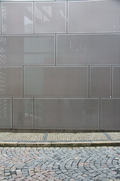 Detail děrovaný polomatný nerezový plech - perfolinea.cz