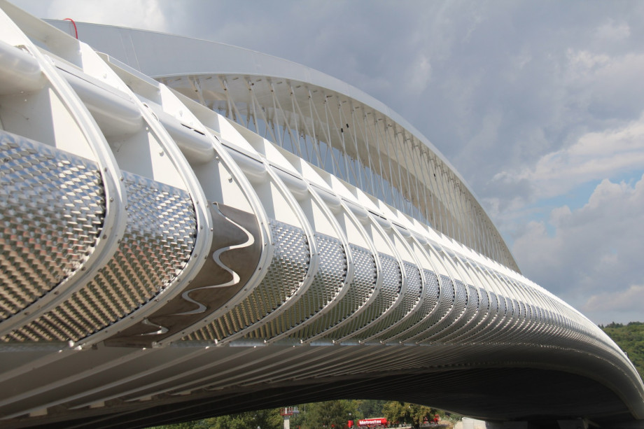 Zábradlí z hliníkového tahokovu bez povrchové úpravy - perfolinea.cz