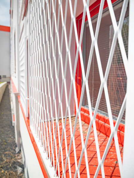 Schutzgitter vor den Fenstern