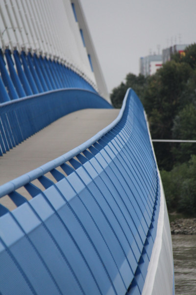 Boční pohled výplne zábradlí z ocelového tahokovu s okraji - perfolinea.cz