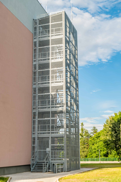 Treppe und Verkleidung des Treppenhauses des Gebäudes