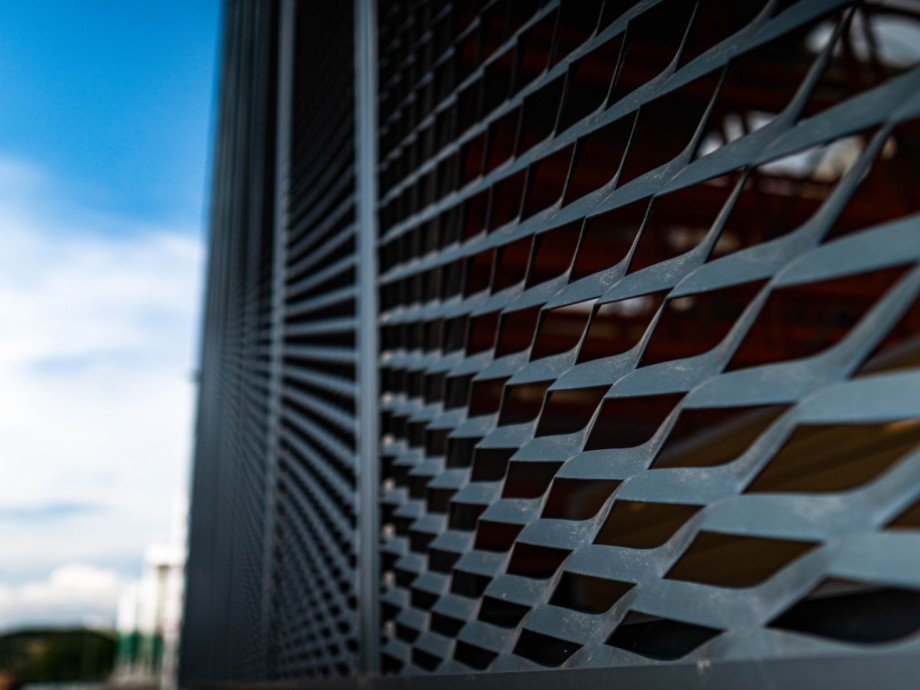 Fassadenplatten des Lagergebäudes. 