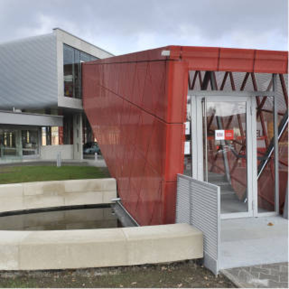 Opláštění vstupního koridoru z děrovaného plechu - perfolinea.cz