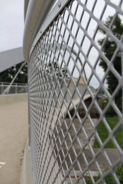 Detail zábradlí z ocelového zinkovaného tahokovu - perfolinea.cz