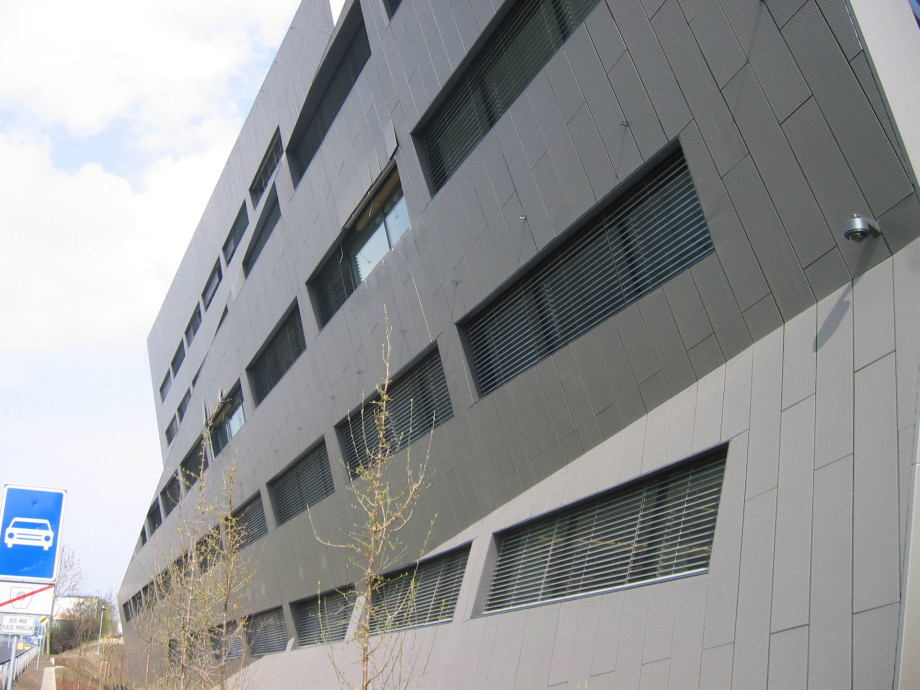 Fasáda z hliníkového plechu BBC Centrum v Praze - perfolinea.cz