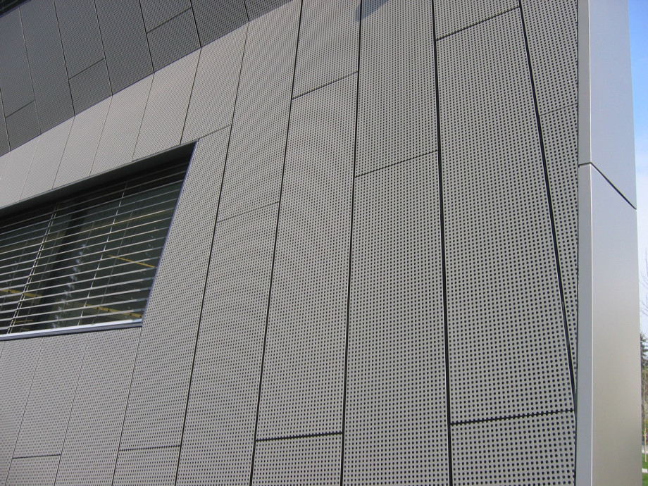  Detailní pohled na fasádu z hliníkového plechu - perfolinea.cz