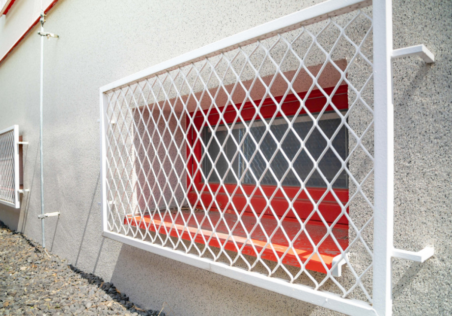 Schutzgitter vor den Fenstern