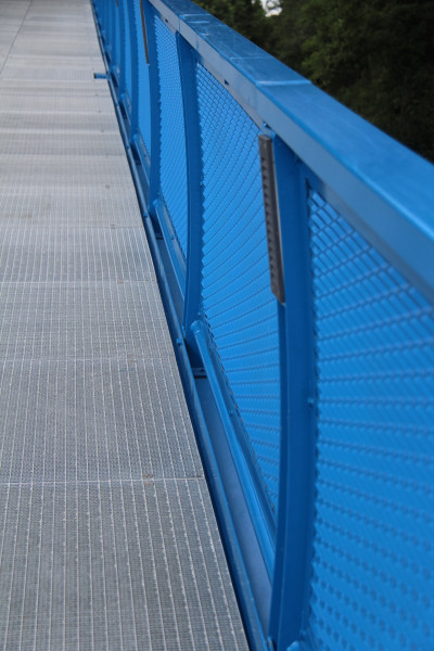 Boční pohled na zábradlí z ocelového tahokovu - perfolinea.cz