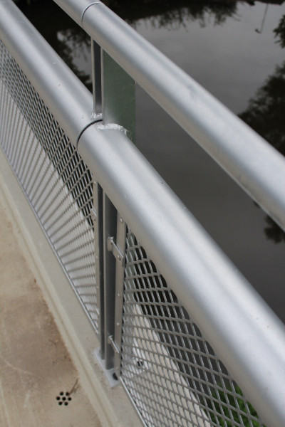 Výplň zábradlí z ocelového žárově zinkovaného tahokovu - perfolinea.cz